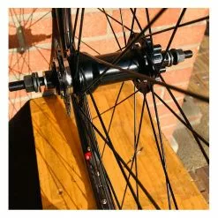 Roue Arrière Custom Bikelife X Collective 27.5 Pouces à Disk Noire - Wheeling Bike -Velo Pour Aventure roue arriere custom bikelife x collective 275 pouces a disk noire wheeling bike 3