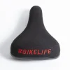 Selle BIKELIFE Noire Logo Rouge -Velo Pour Aventure selle bikelife noire logo rouge