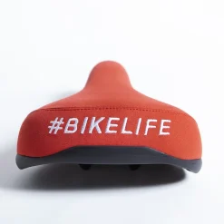 Selle BIKELIFE Rouge Logo Blanc -Velo Pour Aventure selle bikelife rouge logo blanc 3
